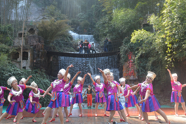 “三八”妇女节，宝峰湖景区精彩上演山水实景广场舞大赛