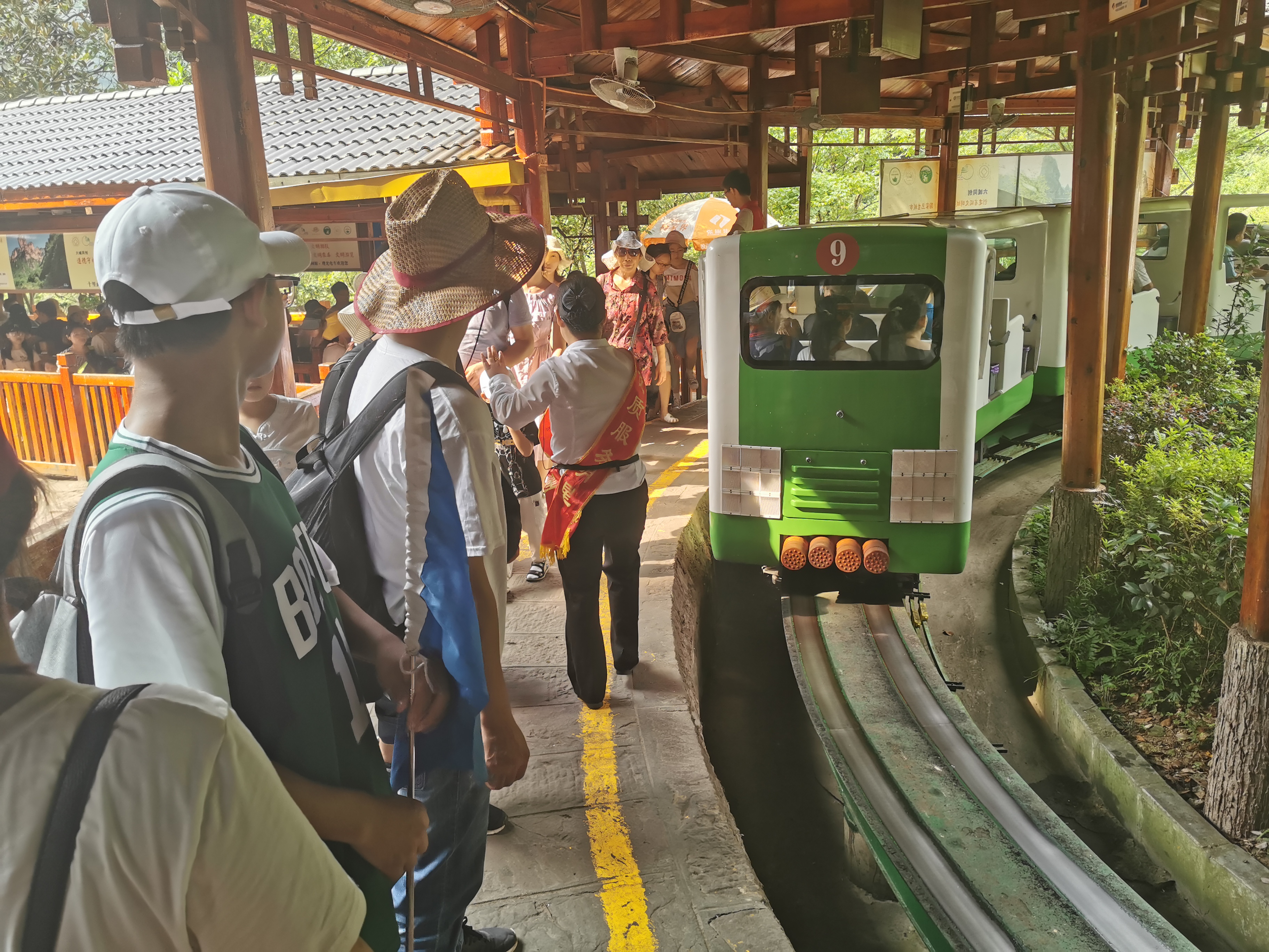 观光电车公司多措并举有序应对旅游高峰